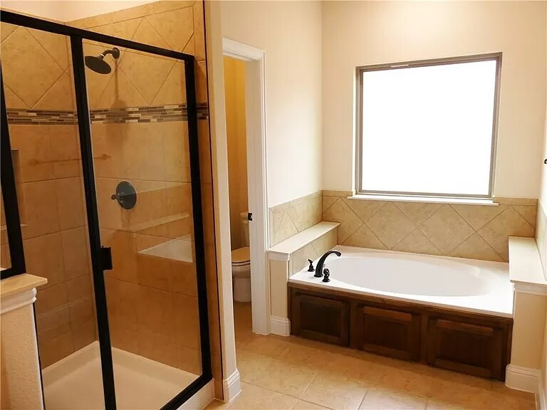 Building Photo - 624 Redwood Dr