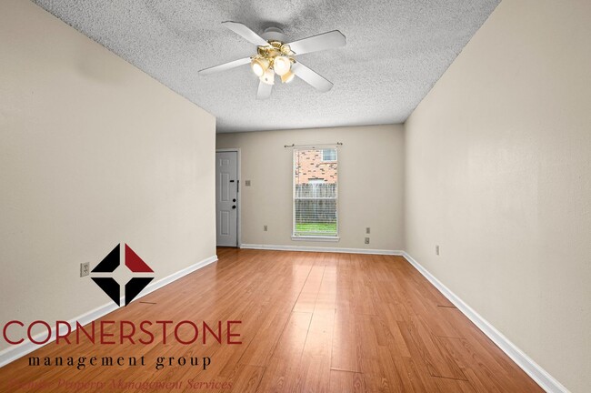 Building Photo - 2 Bed, 1.5 Bath located off of Brightside ...