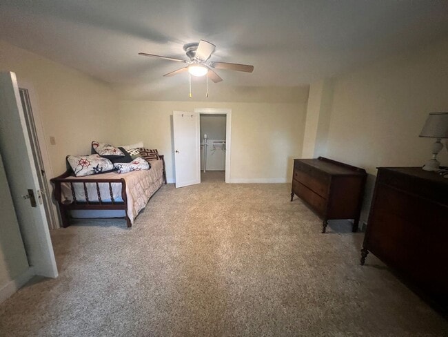 Building Photo - 3 bedrooms, 3 Full Bathrooms on the channe...
