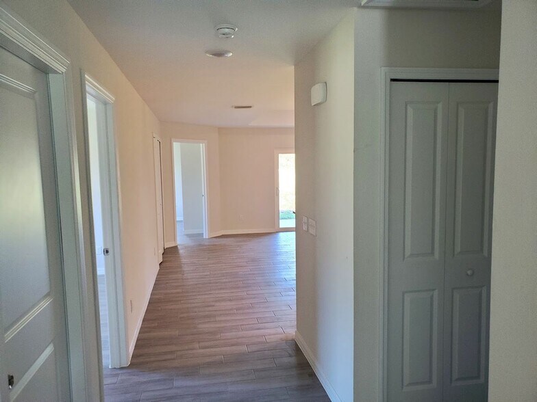 Building Photo - 3x2 Duplex Unit