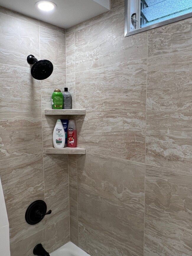 Fully Tiled Tub/Shower Stall - 1867 Kaioo Dr