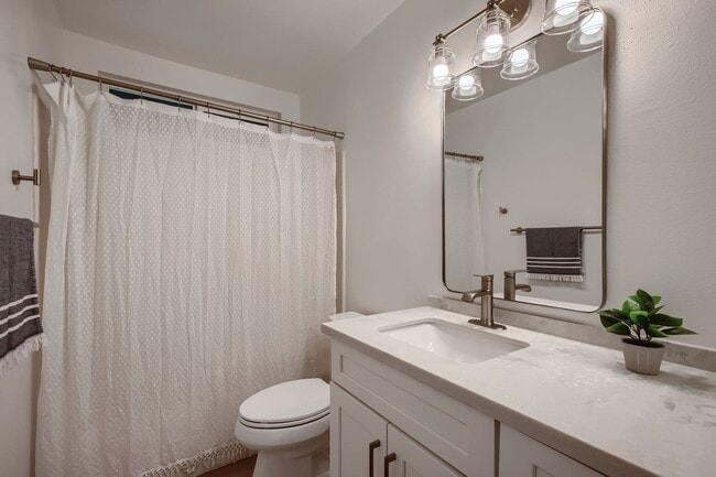 Building Photo - Recently Renovated!! - 3 Bedroom/2 Bath Fi...
