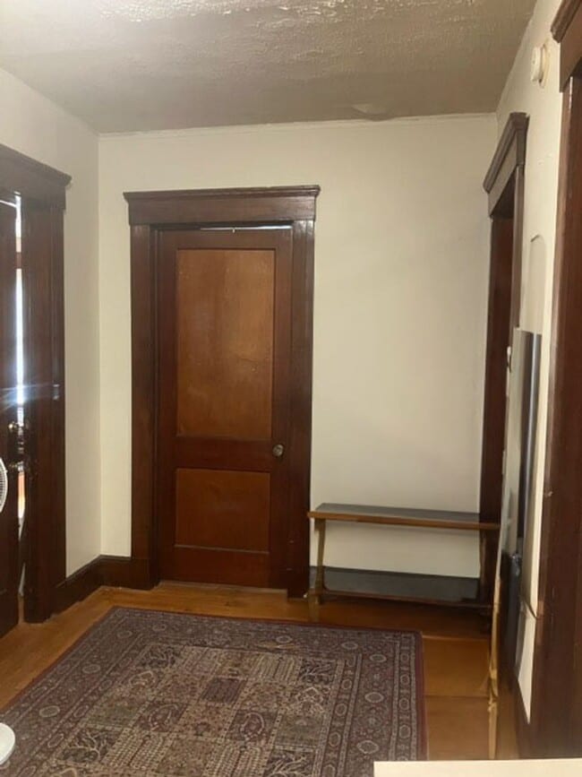 Building Photo - College Rental