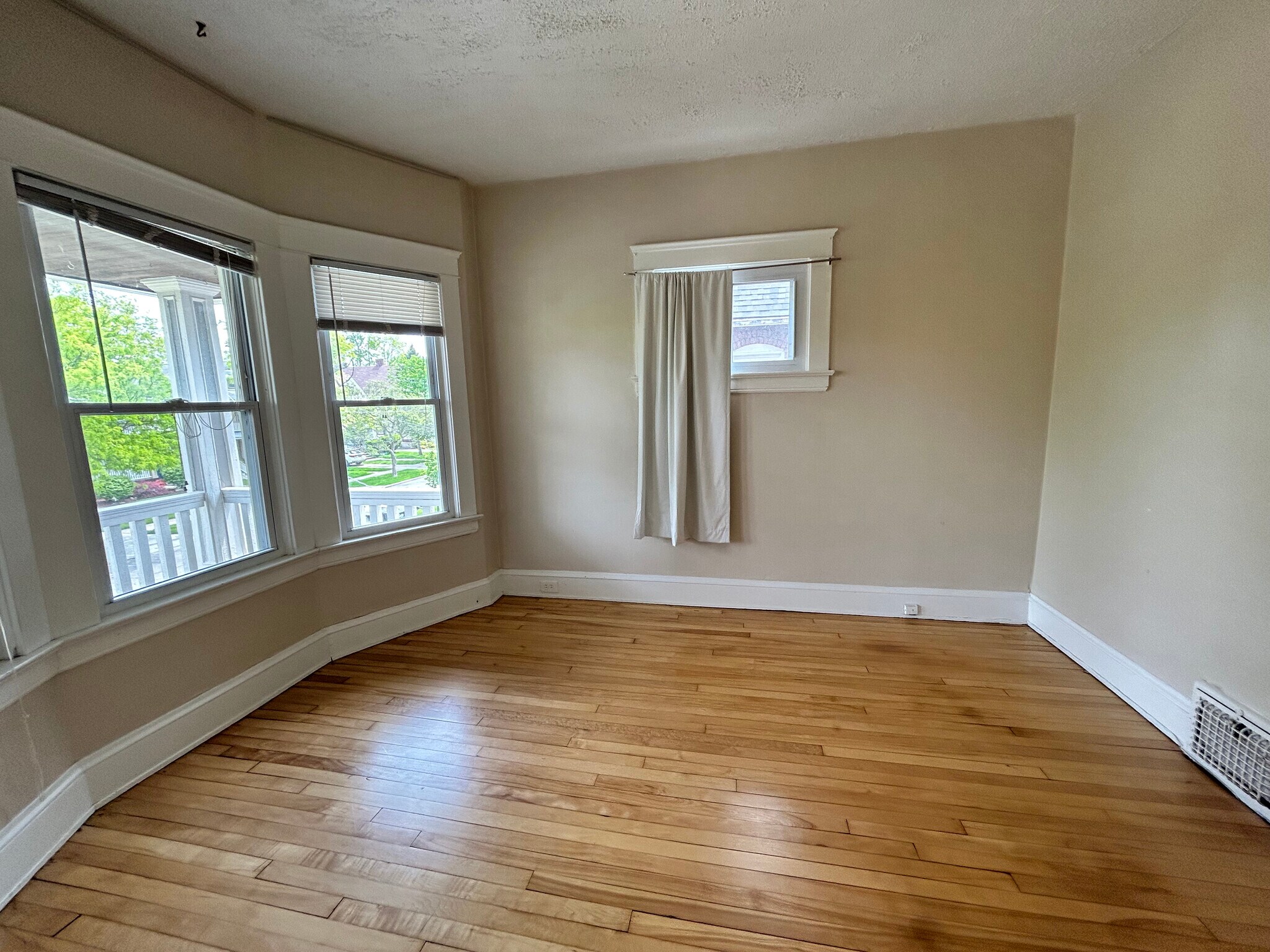Building Photo - 1566 Ridgewood Ave