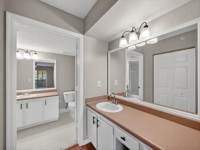 Building Photo - 121 SW Palm Dr