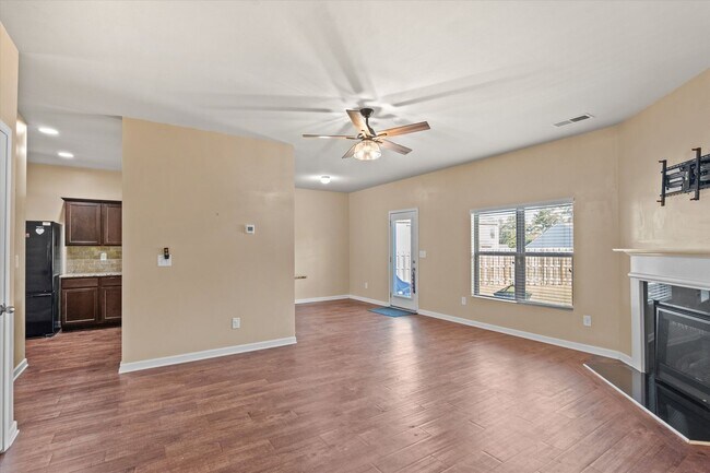 Building Photo - Great 5 Bedroom Home in Evans