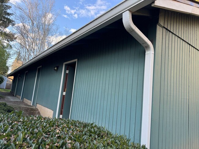 Building Photo - $500 off 1st Rent - Spacious 3 bedroom, 1.5 bathroom Townhouse, Lush Greenspace