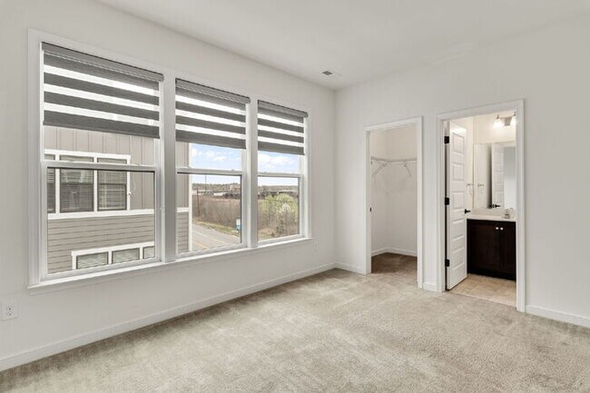 Building Photo - Modern End-Unit Townhome in Rocketts Landing – Prime Richmond Location