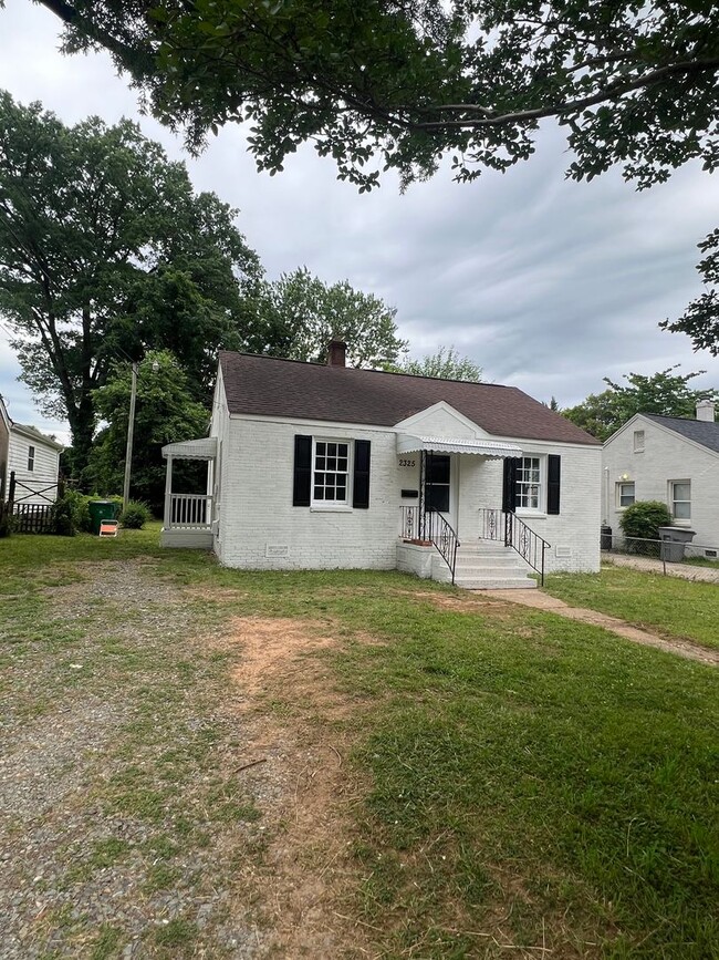 Building Photo - Two bedroom one bath