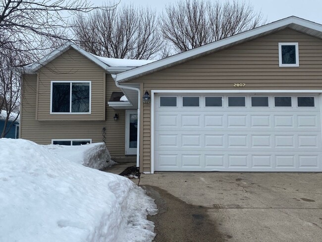 Building Photo - GREAT LOCATION - Spacious 4 bedroom/2 bath - PETS WELCOME