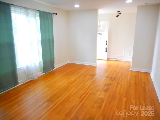 Building Photo - 8917 Nottoway Dr