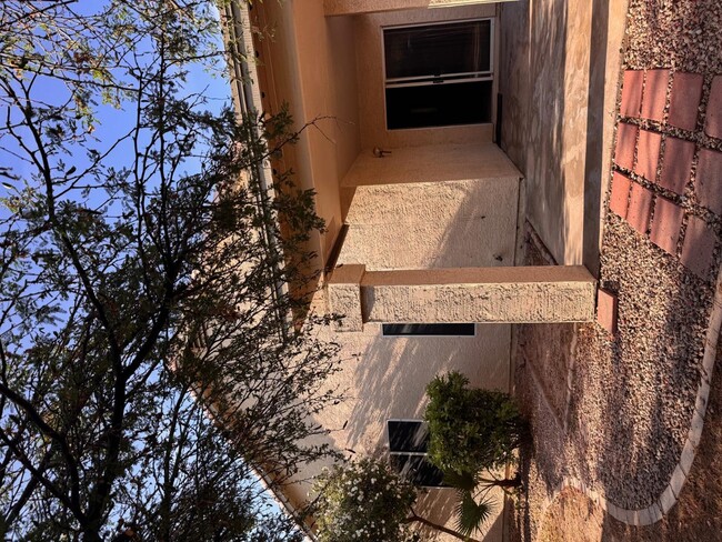 Building Photo - 979 E Brentrup Dr