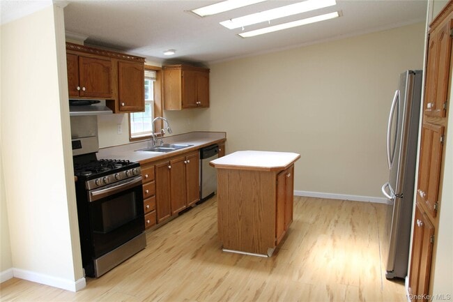 Building Photo - 68 Shinhollow Rd