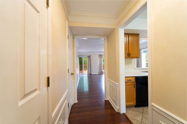 Building Photo - Updated 3-Level End Unit Townhouse in Caro...