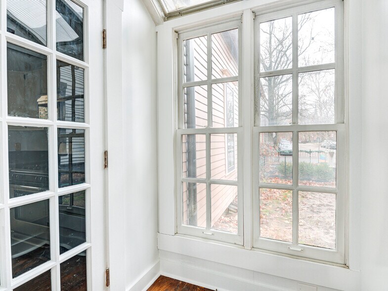 Building Photo - 321 N Park Ave