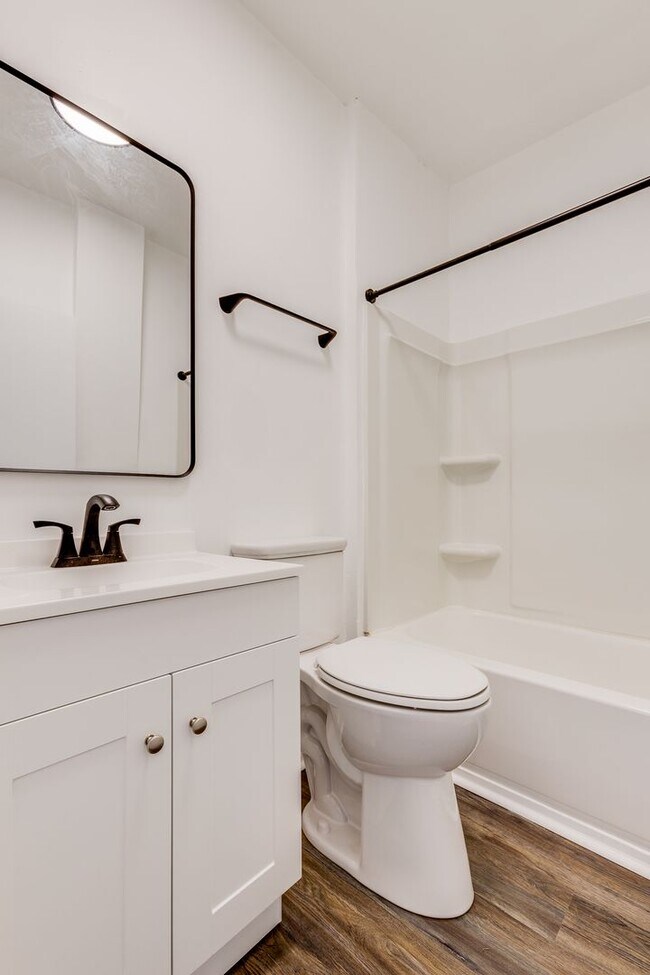 Building Photo - AVAILABLE NOW - Beautiful 3 Bedroom Home w...