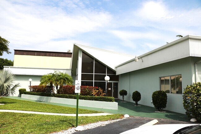 Building Photo - 300 Waterway Dr S