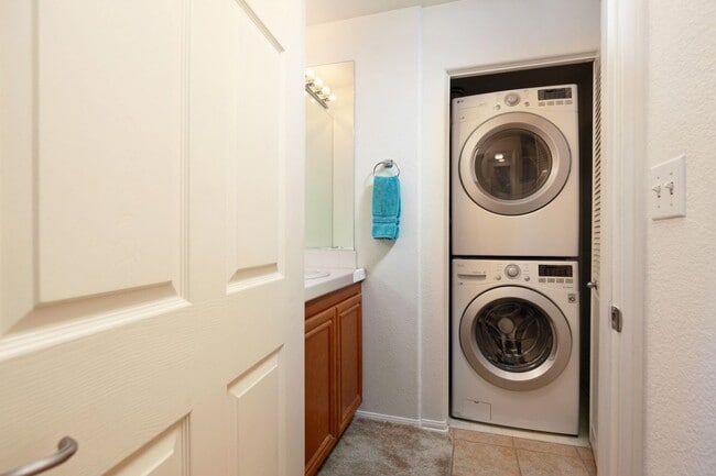 Building Photo - Furnished 2 bedroom with flex office space near Convention Center Downtown!