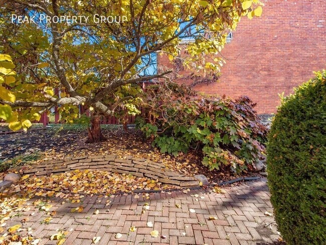 Building Photo - 1208 Indianola Ave