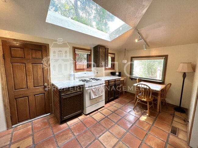 Building Photo - Charming Manitou Home