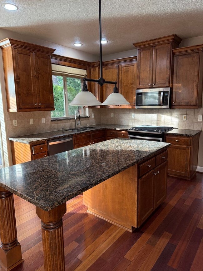 Building Photo - Goregous 5 Bedroom Home! Great Location! Vaulted Ceilings! Fenced Yard! 3- Car Garage & More!