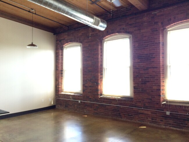 Building Photo - 100 Main St