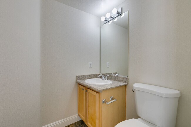 Building Photo - Modern 2 Bed, 2.5 Bath Henderson Townhome