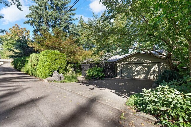 Building Photo - 2640 SW Vista Dr