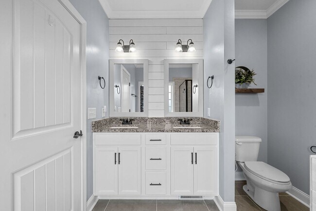 Building Photo - Pet Friendly Four Bedroom with Bonus!