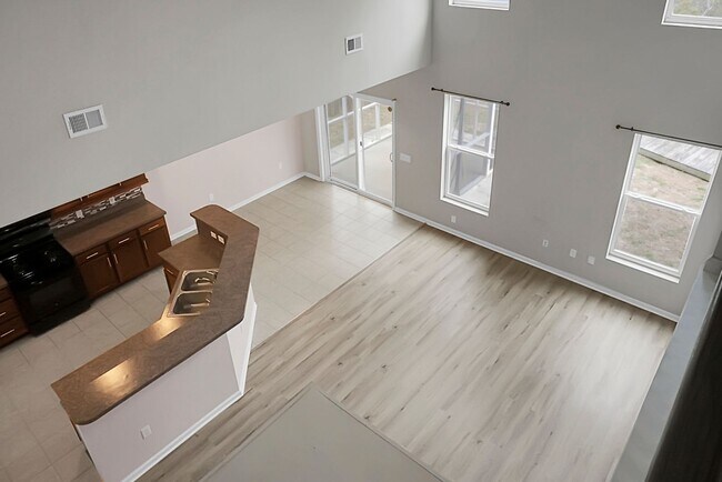 Building Photo - 3 bedrooms, 2.5 bathrooms  2-car garage in...