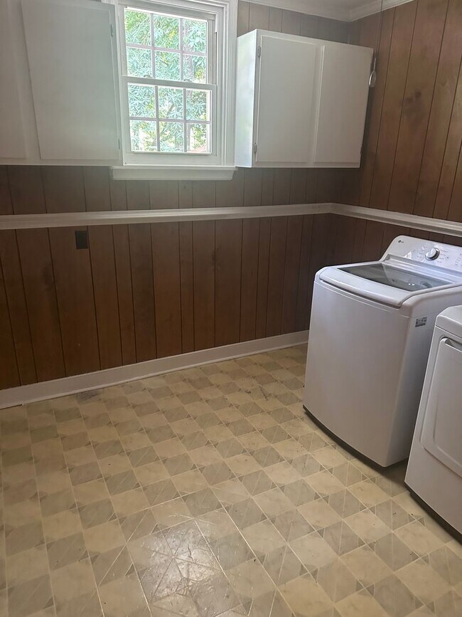 Building Photo - 3 Bed/3 Bath