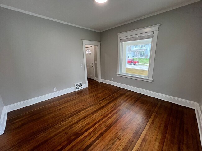 Building Photo - Fully Remodeled 2 Bedroom House!