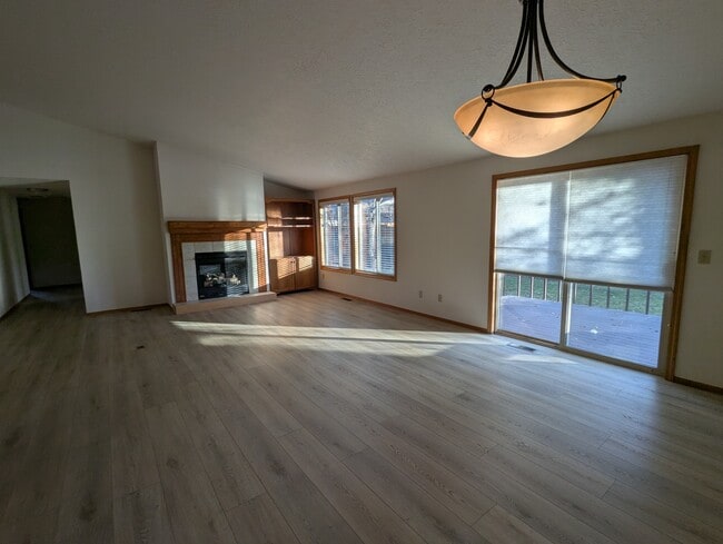 Building Photo - 1315 NE Paula Dr