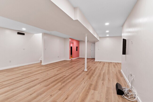 Building Photo - Stunning Single Family in Mechanicsburg