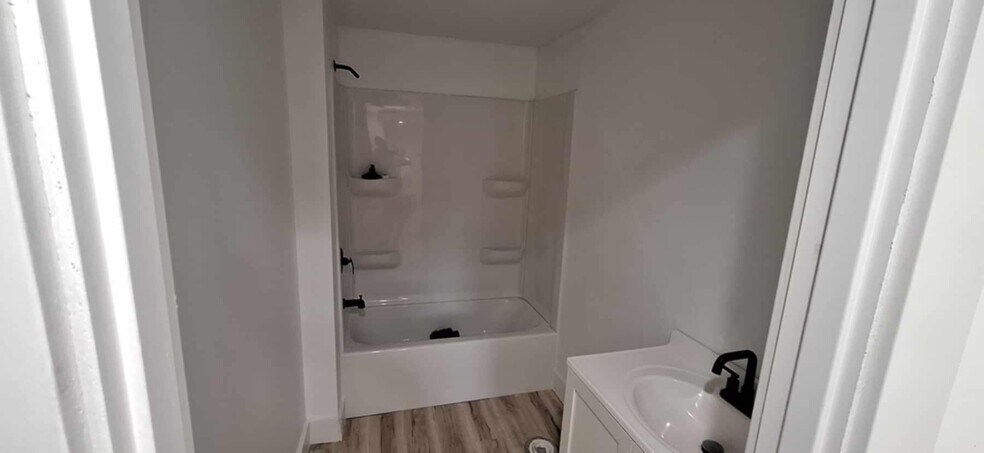 Tub shower combo for the second bathroom - 3914 Clarnin St