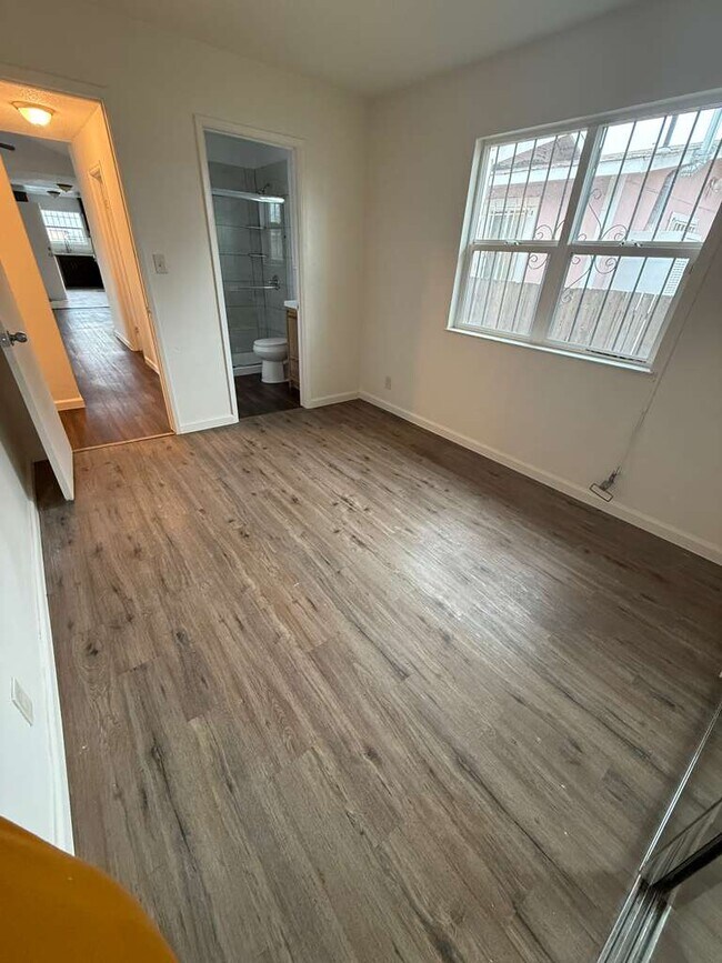 Building Photo - 560 3rd St