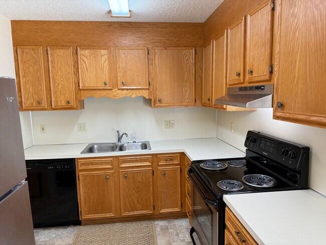 Building Photo - Private 2BD/1.5BA Townhouse in Prime NW Hickory Location | Available 6/1/2026