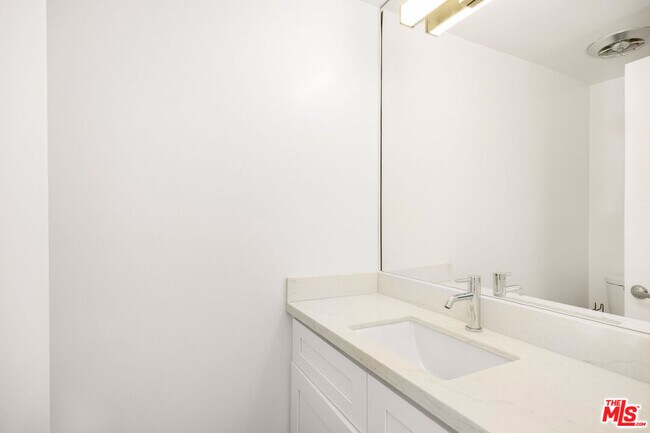 Building Photo - 838 N Doheny Dr