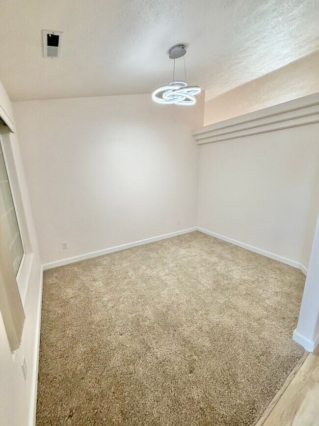 Building Photo - 498 N 300 W
