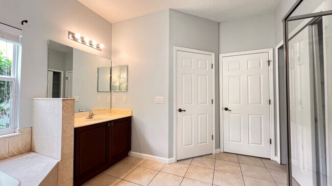Building Photo - Available NOW! Stunning 4-Bedroom Home in ...