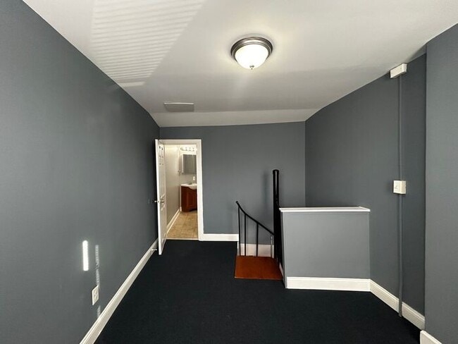 Building Photo - 1 Bedroom House