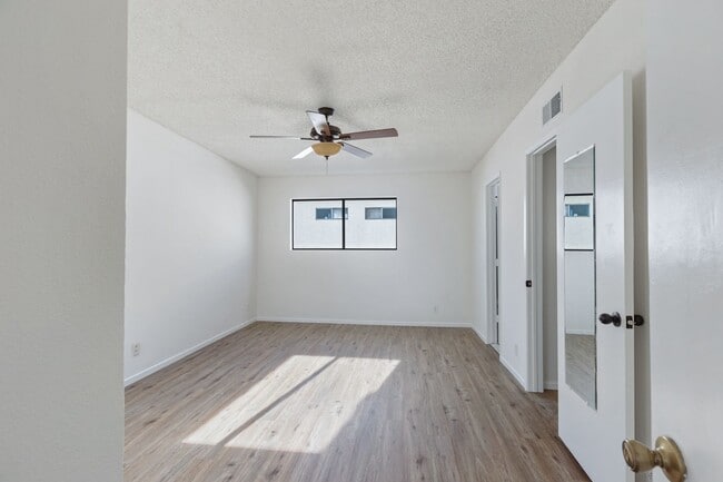 Building Photo - 10444 Canoga Ave