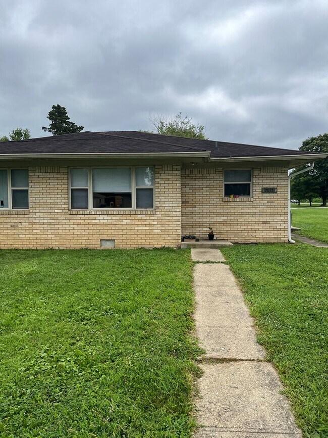 Building Photo - 7015-7017 N Manor Dr