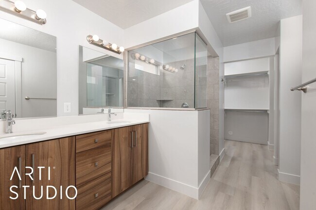 Building Photo - Amazing 4 bed | 2 1/2 bath | 2 car garage ...