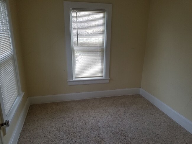 Building Photo - 3 bedroom 1 bath house