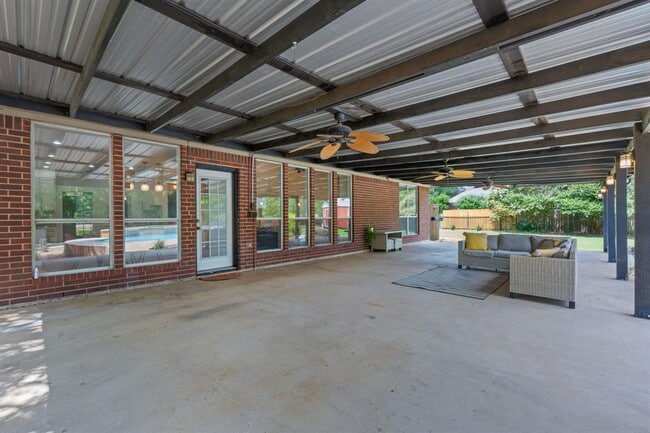 Building Photo - 222 Primrose Dr