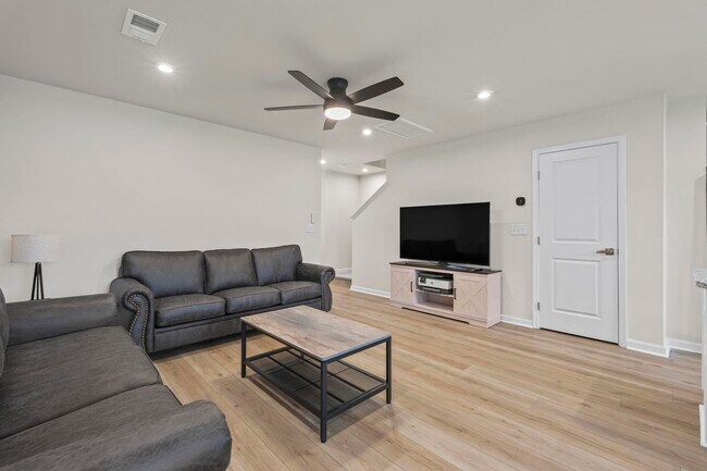 Building Photo - 338 Myrtle Mdws Dr