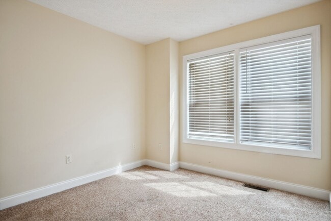 Building Photo - 3 bed/ 2 1/2 Bath.  Pet Friendly. Off Stre...