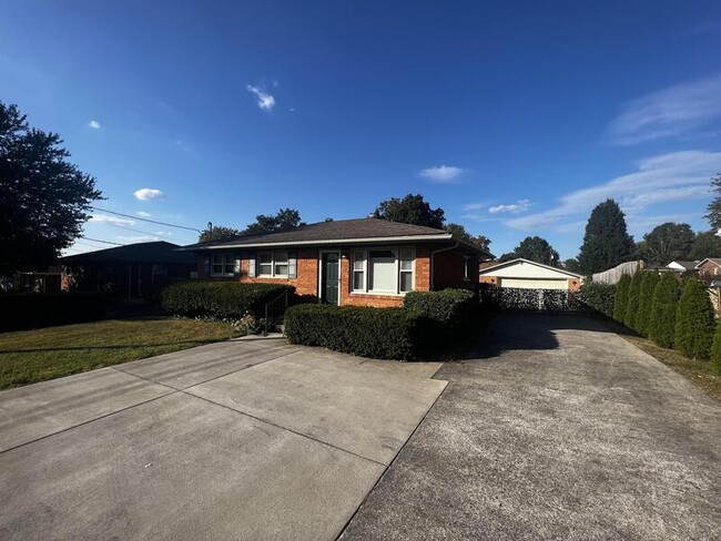 Building Photo - 6005 Applegate Ln