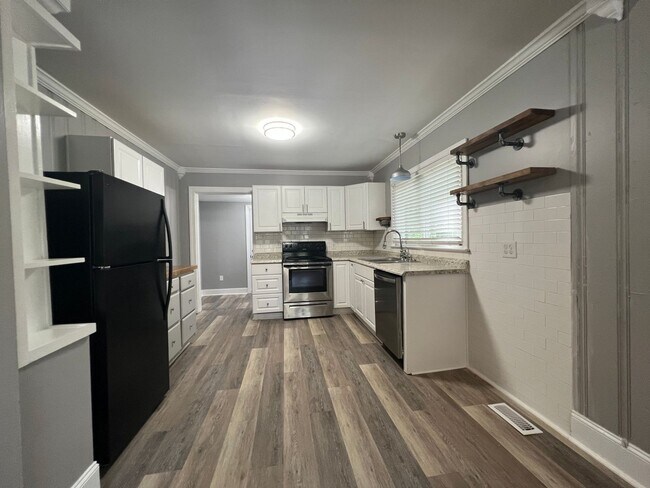 Building Photo - MOVE-IN READY!